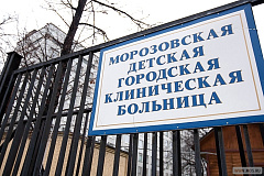 Ребенок, получивший травму головы на детской площадке, находится в состоянии средней тяжести
