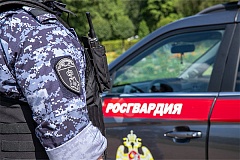 На юге столицы росгвардейцы оказали помощь пожилой москвичке  Сотрудники вневедомственной охраны Главного управления Росгвардии по городу Москве помогли 76-летней пенсионерке, получившей серьёзную травму.  Находящемуся на маршруте патрулирования на Самари